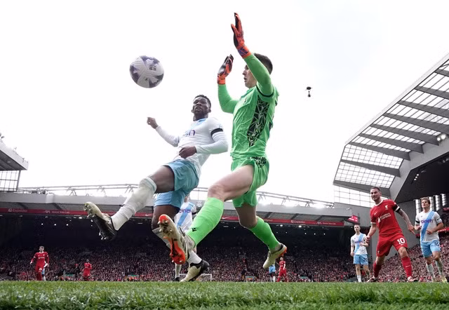 Dean Henderson cứu thua sau pha dứt điểm của Luis Diaz