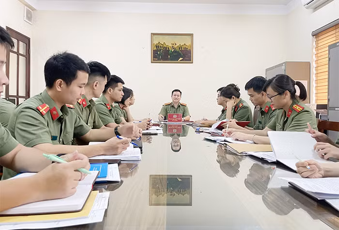 Thiếu tá Lê Quý Thảo triển khai công tác đấu tranh với hoạt động của Hội thánh Đức chúa trời mẹ trên địa bàn.