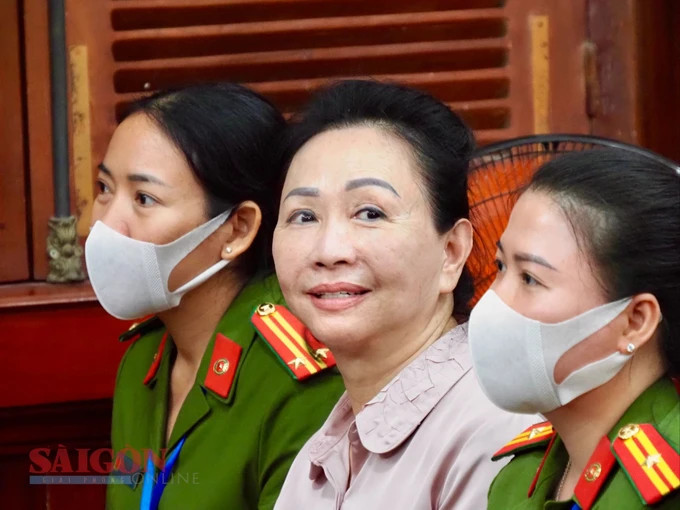 Bị cáo Trương Mỹ Lan (Chủ tịch HĐQT Tập đoàn Vạn Thịnh Phát) tại tòa. Ảnh: HOÀNG HÙNG Bị cáo Trương Mỹ Lan (Chủ tịch HĐQT Tập đoàn Vạn Thịnh Phát) tại tòa. Ảnh: HOÀNG HÙNG