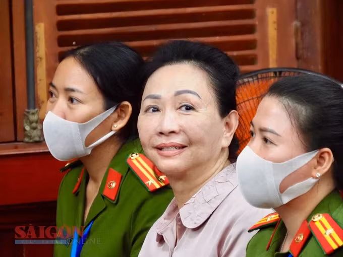 Bị cáo Trương Mỹ Lan (Chủ tịch HĐQT Tập đoàn Vạn Thịnh Phát) tại tòa. Ảnh: HOÀNG HÙNG