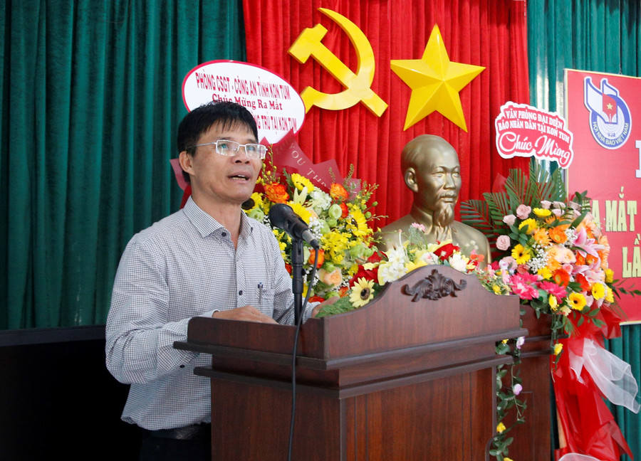 Đồng chí Tổng Biên tập Báo Kon Tum, Chủ tịch Hội Nhà báo tỉnh Nguyễn Mạnh Hồng phát biểu tại Hội nghị. Ảnh: YĐ