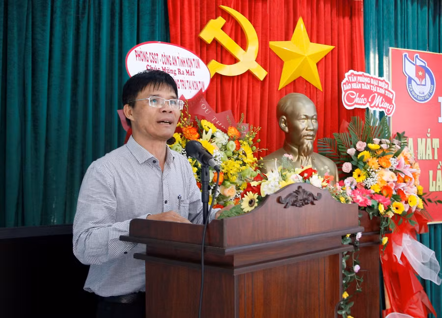 Đồng chí Tổng Biên tập Báo Kon Tum, Chủ tịch Hội Nhà báo tỉnh Nguyễn Mạnh Hồng phát biểu tại Hội nghị. Ảnh: YĐ