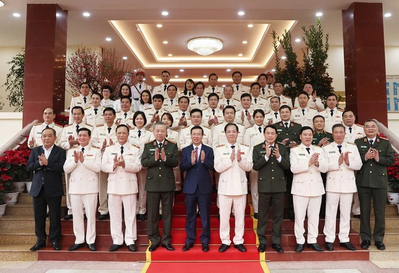 Chủ tịch nước Võ Văn Thưởng và Đại tướng, Bộ trưởng Công an Tô Lâm với cán bộ, chiến sĩ Bộ Tư lệnh Cảnh vệ. Ảnh: Thống Nhất/TTXVN