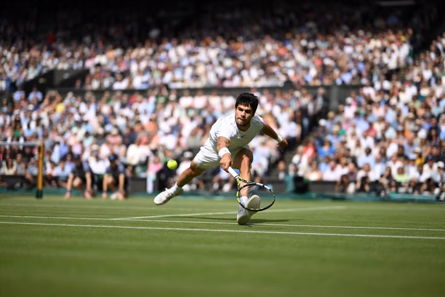 Carlos Alcaraz không còn để tâm lí ảnh hưởng đến thể trạng của anh ở trận đấu quan trọng với Novak Djokovic. Ảnh: Wimbledon