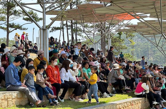 Giải năm nay diễn ra trùng thời điểm kỳ nghỉ lễ 30-4 và 1-5 nên thu hút đông đảo người dân và du khách theo dõi, cổ vũ. Ảnh: ĐOÀN KIÊN