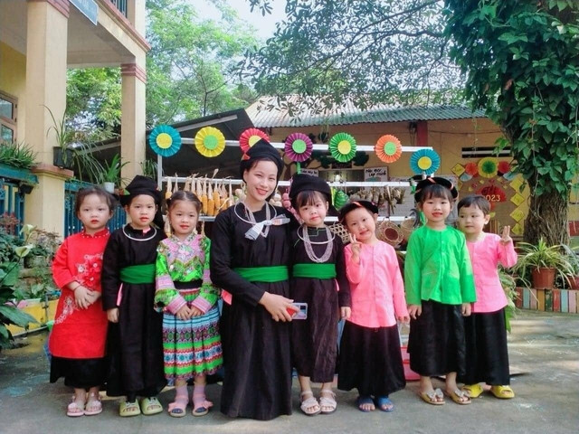 Cô Hoàng Minh Diệp và các học sinh mầm non