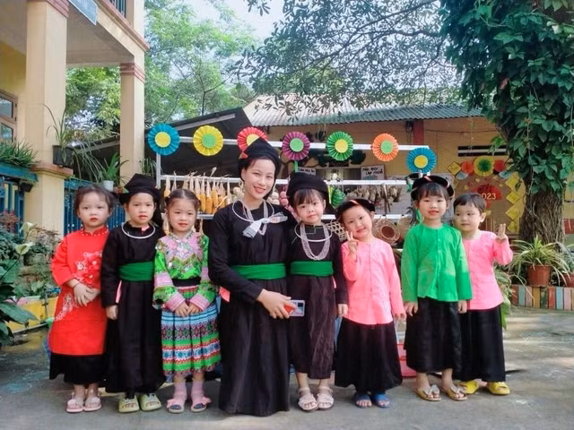 Cô Hoàng Minh Diệp và các học sinh mầm non Cô Hoàng Minh Diệp và các học sinh mầm non