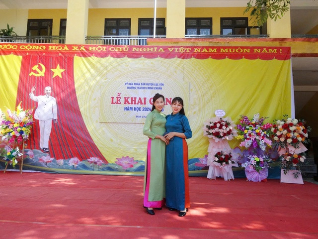 Cô Hoàng Minh Diệp và đồng nghiệp trong lễ khai giảng tại Trường Trường Tiểu học - THCS Minh Chuẩn