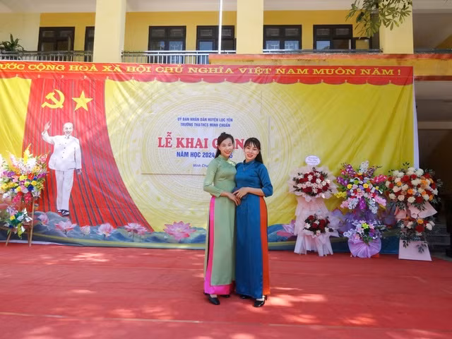 Cô Hoàng Minh Diệp và đồng nghiệp trong lễ khai giảng tại Trường Trường Tiểu học - THCS Minh Chuẩn Cô Hoàng Minh Diệp và đồng nghiệp trong lễ khai giảng tại Trường Trường Tiểu học - THCS Minh Chuẩn