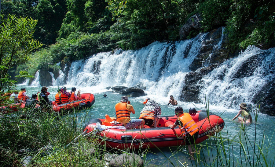 Du lịch chèo thuyền vượt thác tại cụm thác Drai Nur - Gia Long. Ảnh: Hữu Hùng Du lịch chèo thuyền vượt thác tại cụm thác Drai Nur - Gia Long. Ảnh: Hữu Hùng