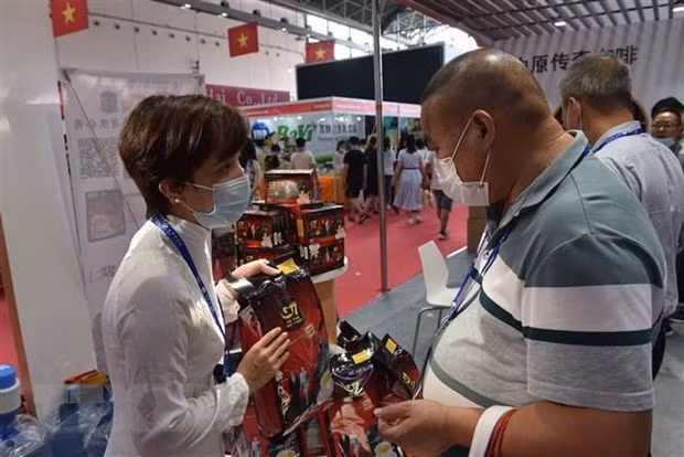 Khách tham quan tìm hiểu thông tin về sản phẩm tại một Hội chợ Trung Quốc-ASEAN. (Nguồn: TTXVN)