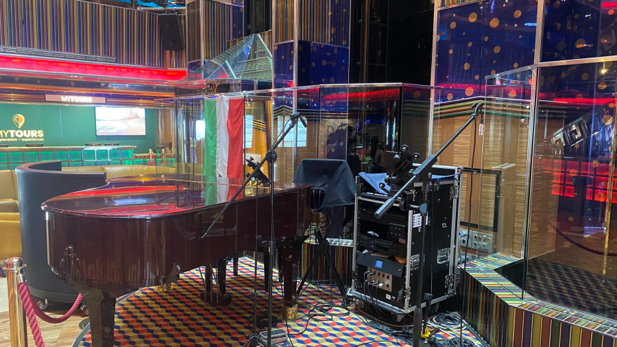 Có một chiếc piano lớn đặt ở quầy bar này. Ảnh: HOÀNG TRUNG Có một chiếc piano lớn đặt ở quầy bar này. Ảnh: HOÀNG TRUNG