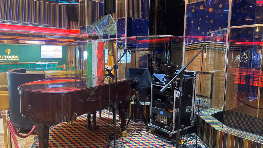 Có một chiếc piano lớn đặt ở quầy bar này. Ảnh: HOÀNG TRUNG Có một chiếc piano lớn đặt ở quầy bar này. Ảnh: HOÀNG TRUNG