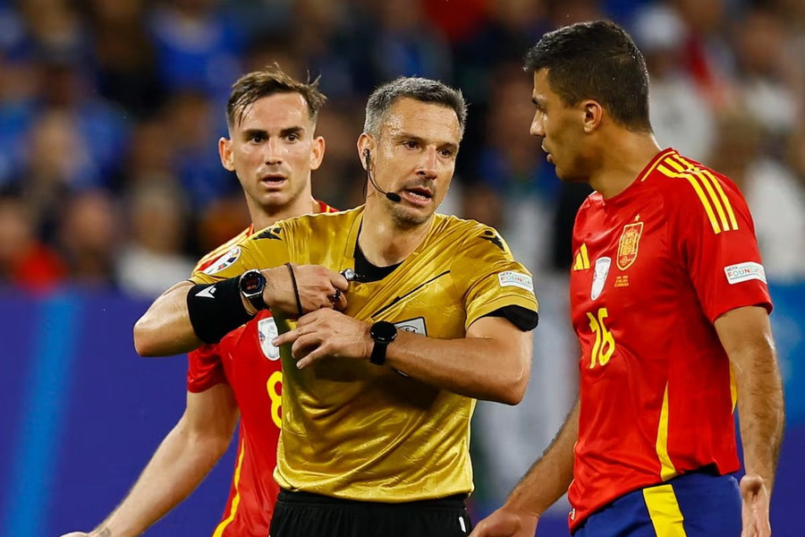 Trọng tài Slavko Vincic từng bắt chính trận đấu Tây Ban Nha gặp Italy ở vòng bảng EURO 2024. (Nguồn: Reuters) Trọng tài Slavko Vincic từng bắt chính trận đấu Tây Ban Nha gặp Italy ở vòng bảng EURO 2024. (Nguồn: Reuters)