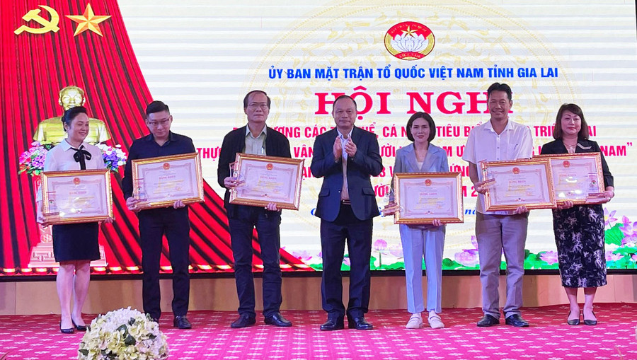 Phó Chủ tịch UBND tỉnh Dương Mah Tiệp trao bằng khen của Chủ tịch UBND tỉnh cho các tập thể, cá nhân có thành tích xuất sắc trong triển khai thực hiện cuộc vận động “Người Việt Nam ưu tiên dùng hàng Việt Nam” giai đoạn 2019-2023. Ảnh: Phương Dung Phó Chủ tịch UBND tỉnh Dương Mah Tiệp trao bằng khen của Chủ tịch UBND tỉnh cho các tập thể, cá nhân có thành tích xuất sắc trong triển khai thực hiện cuộc vận động “Người Việt Nam ưu tiên dùng hàng Việt Nam” giai đoạn 2019-2023. Ảnh: Phương Dung