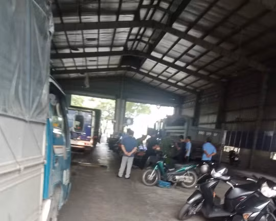 Cảnh sát khám xét bên trong trung tâm đăng kiểm 60.01S