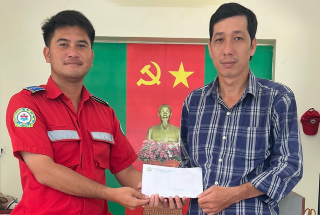 Anh Trần Huỳnh Hoài Phong, Đội trưởng Đội thanh niên xung kích chữ thập đỏ tỉnh Trà Vinh, trao hỗ trợ cho ông Lê Thanh Hải (phải) vì hành động đẹp. Ảnh:NAM LONG Anh Trần Huỳnh Hoài Phong, Đội trưởng Đội thanh niên xung kích chữ thập đỏ tỉnh Trà Vinh, trao hỗ trợ cho ông Lê Thanh Hải (phải) vì hành động đẹp. Ảnh:NAM LONG