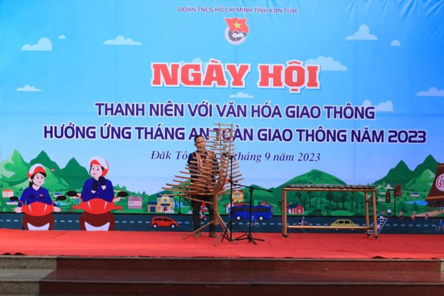 Nghệ nhân nhạc cụ dân tộc Tây Nguyên biểu diễn văn nghệ Nghệ nhân nhạc cụ dân tộc Tây Nguyên biểu diễn văn nghệ