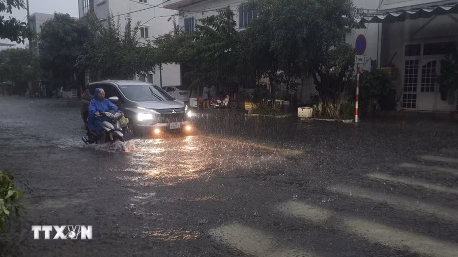 Nhiều khu vực chiều tối và đêm có mưa rào cục bộ có nơi mưa to. (Ảnh: Văn Dũng/TTXVN)