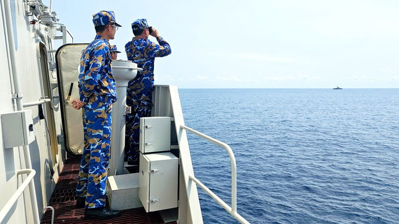 Tàu hải quân hai nước trên tuyến tuần tra chung. Tàu hải quân hai nước trên tuyến tuần tra chung.