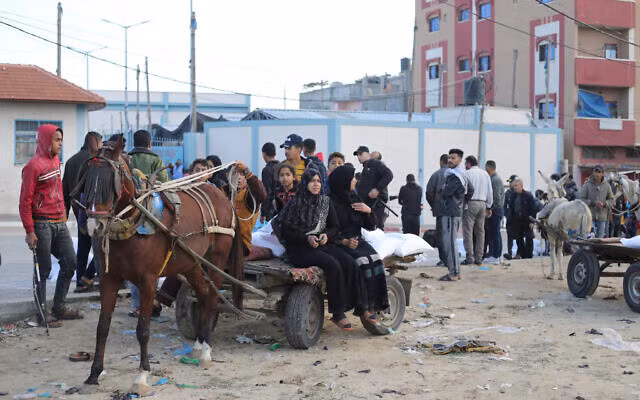 Người sơ tán Palestine nhận bột mì cứu trợ từ Liên hợp quốc ở Rafah ngày 21/11/2023. Ảnh: AP Người sơ tán Palestine nhận bột mì cứu trợ từ Liên hợp quốc ở Rafah ngày 21/11/2023. Ảnh: AP