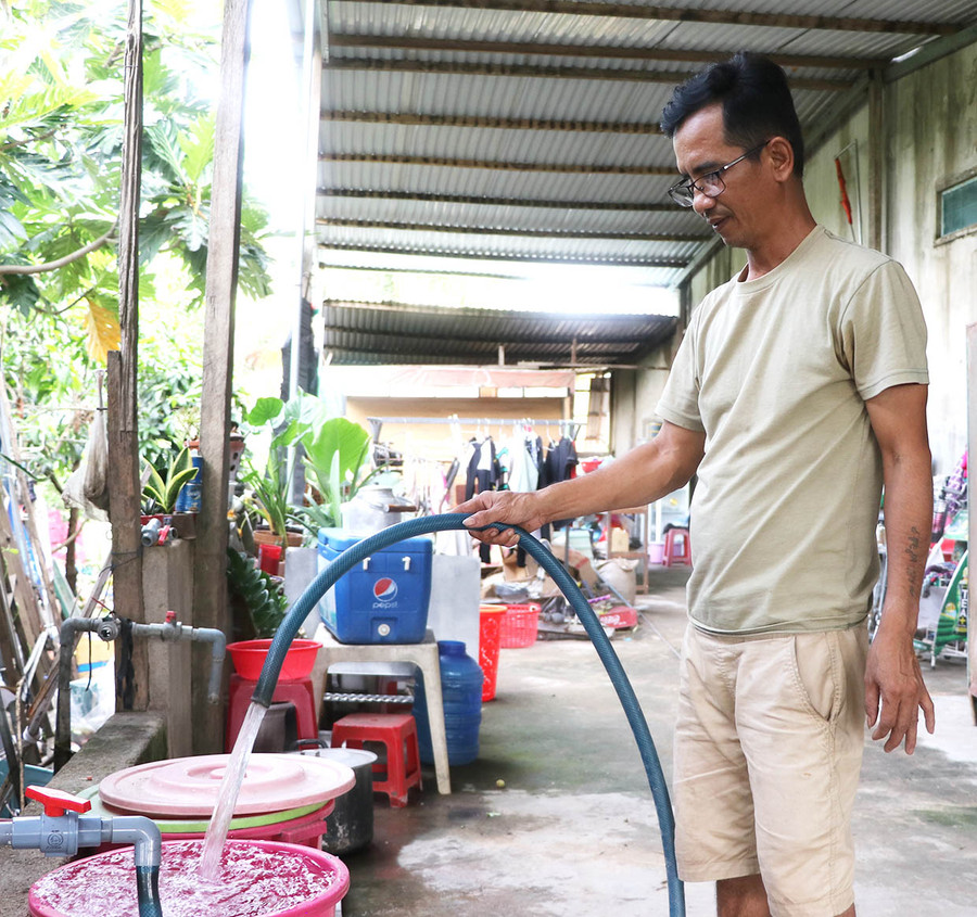 Ông Lê Đình Nam (thôn 1, xã Hà Tam, huyện Đak Pơ) vui mừng khi được sử dụng nước sạch. Ảnh: Ngọc Minh Ông Lê Đình Nam (thôn 1, xã Hà Tam, huyện Đak Pơ) vui mừng khi được sử dụng nước sạch. Ảnh: Ngọc Minh