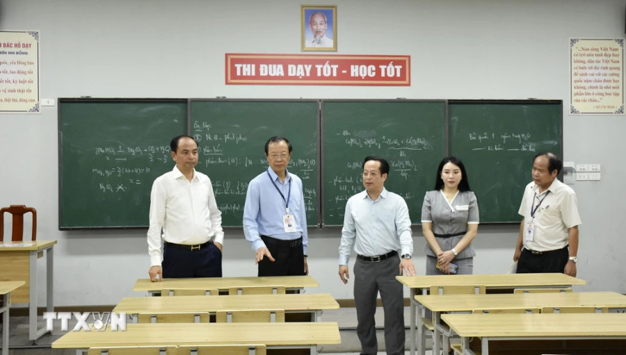 Lãnh đạo Bộ Giáo dục và Đào tạo Văn An (quận Tây Hồ). (Ảnh: Nguyễn Cúc/TTXVN) Lãnh đạo Bộ Giáo dục và Đào tạo Văn An (quận Tây Hồ). (Ảnh: Nguyễn Cúc/TTXVN)