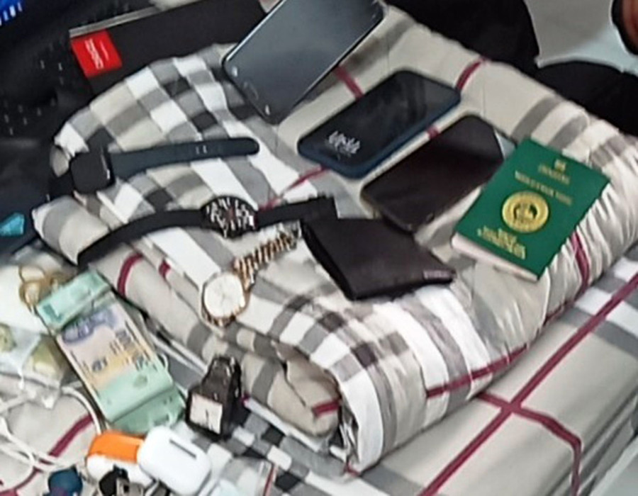Tang vật thu giữ của đối tượng lừa đảo chị H.T. S với số tiền hơn 18 tỷ đồng. Ảnh: V.H Tang vật thu giữ của đối tượng lừa đảo chị H.T. S với số tiền hơn 18 tỷ đồng. Ảnh: V.H