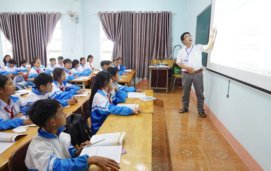 Với tâm niệm “tim còn đập, tôi còn dạy”, suốt thời gian qua, thầy Linh vẫn miệt mài đứng trên bục giảng, mang tri thức thắp sáng ước mơ cho những học trò nhỏ nơi ven đô. Ảnh: Mộc Trà Với tâm niệm “tim còn đập, tôi còn dạy”, suốt thời gian qua, thầy Linh vẫn miệt mài đứng trên bục giảng, mang tri thức thắp sáng ước mơ cho những học trò nhỏ nơi ven đô. Ảnh: Mộc Trà