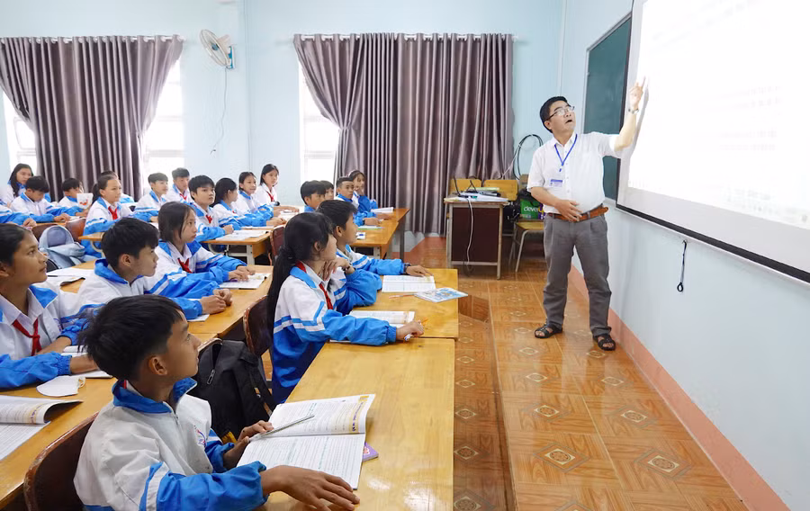 Với tâm niệm “tim còn đập, tôi còn dạy”, suốt thời gian qua, thầy Linh vẫn miệt mài đứng trên bục giảng, mang tri thức thắp sáng ước mơ cho những học trò nhỏ nơi ven đô. Ảnh: Mộc Trà