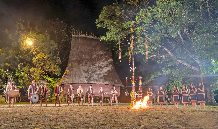 Đêm hội làng Ốp. Ảnh: Phan Nguyên