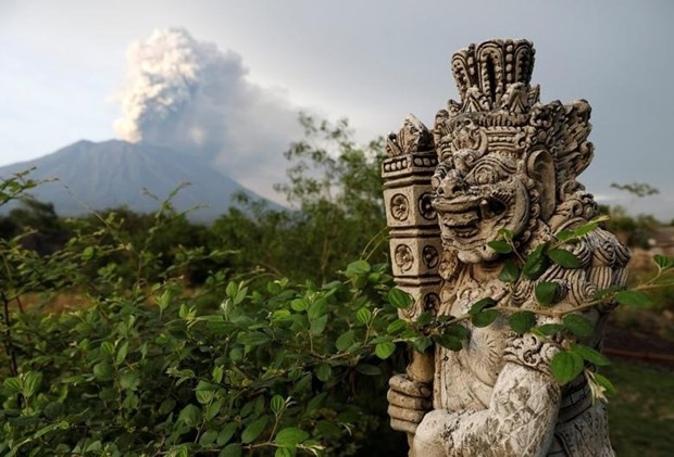 Một bức tượng gần núi lửa Agung ở Bali. (Ảnh: Reuters)