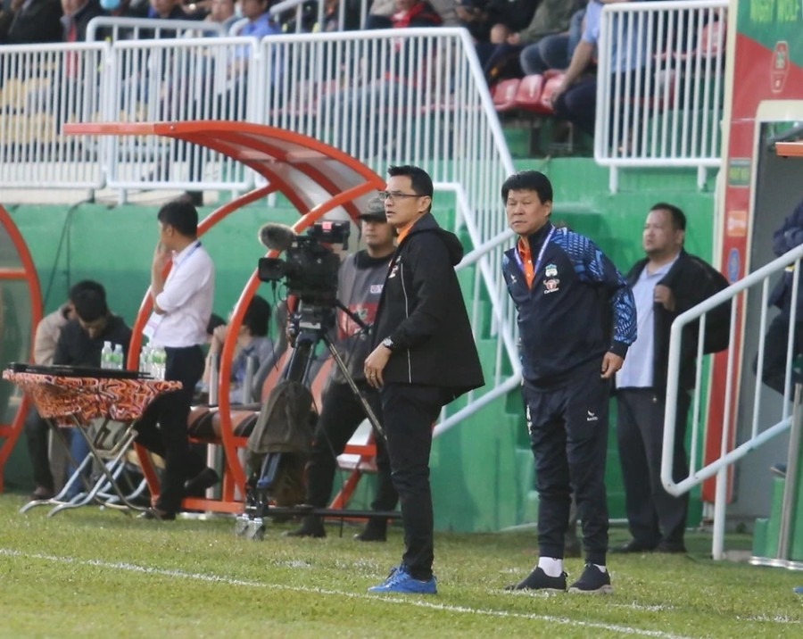 HLV Vũ Tiến Thành đang dần thay thế dấu ấn của HLV Kiatisak tại HAGL. Ảnh: Linh Nhi HLV Vũ Tiến Thành đang dần thay thế dấu ấn của HLV Kiatisak tại HAGL. Ảnh: Linh Nhi