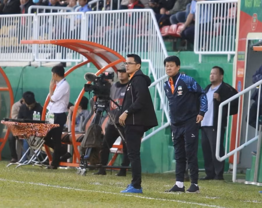 HLV Vũ Tiến Thành đang dần thay thế dấu ấn của HLV Kiatisak tại HAGL. Ảnh: Linh Nhi