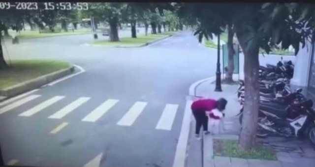 Từ vụ bé gái bị bắt cóc, cha mẹ cần làm gì khi chọn bảo mẫu? - Ảnh 2. Camera ghi lại thời điểm Trang đón và bắt cóc bé T. CHỤP MÀN HÌNH