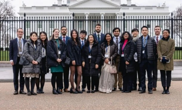 Các học giả chương trình Quad Fellowship chụp ảnh trước Nhà Trắng. Ảnh: IIE