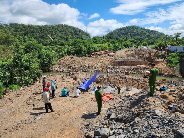 Đắk Lắk: Một nam thanh niên tử vong bất thường dưới trụ cầu đang thi công - Ảnh 1. Lực lượng công an khám nghiệm hiện trường nơi anh A. tử vong. Ảnh: C.T.V
