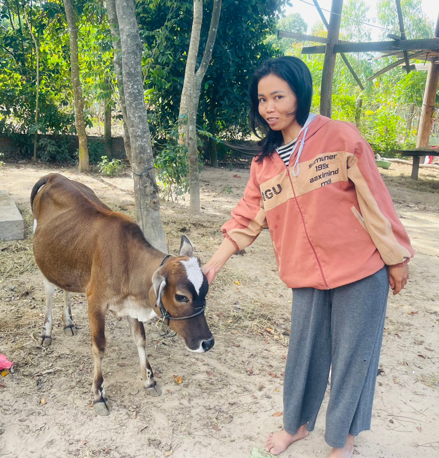 Sau khi tham gia lớp học nghề chăn nuôi và phòng trị bệnh cho trâu, bò, chị Rmah H’Brin có thêm kinh nghiệm để phát triển đàn vật nuôi của gia đình. Ảnh: Vũ Chi Sau khi tham gia lớp học nghề chăn nuôi và phòng trị bệnh cho trâu, bò, chị Rmah H’Brin có thêm kinh nghiệm để phát triển đàn vật nuôi của gia đình. Ảnh: Vũ Chi
