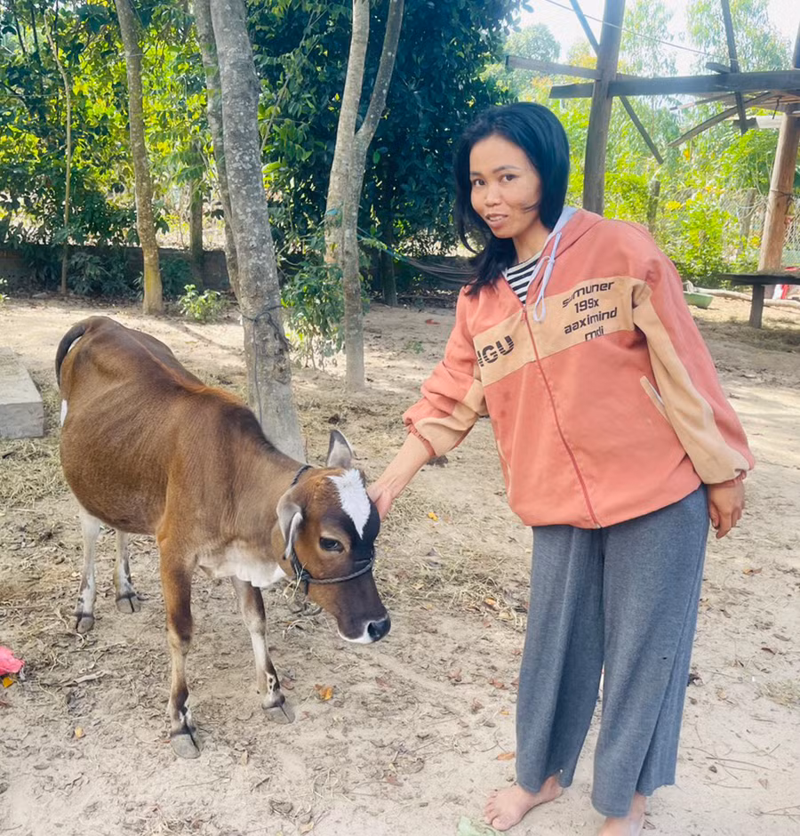 Sau khi tham gia lớp học nghề chăn nuôi và phòng trị bệnh cho trâu, bò, chị Rmah H’Brin có thêm kinh nghiệm để phát triển đàn vật nuôi của gia đình. Ảnh: Vũ Chi