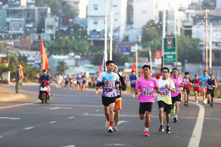 Các VĐV sải bước trên đường chạy bờ kè suối Hội Phú tại Giải Việt dã truyền thống Kpă Klơng lần thứ 43-2023. Ảnh: Hà Phương Các VĐV sải bước trên đường chạy bờ kè suối Hội Phú tại Giải Việt dã truyền thống Kpă Klơng lần thứ 43-2023. Ảnh: Hà Phương