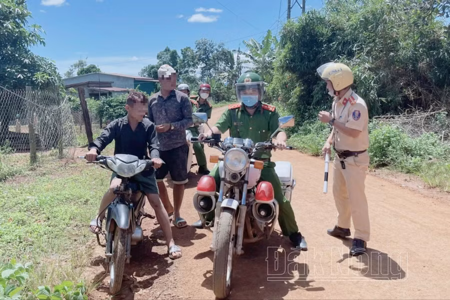 Một trường hợp độ tuổi học sinh điều khiển xe phân khối lớn, không đội mũ bảo hiểm bị CSGT Đắk Nông xử lý