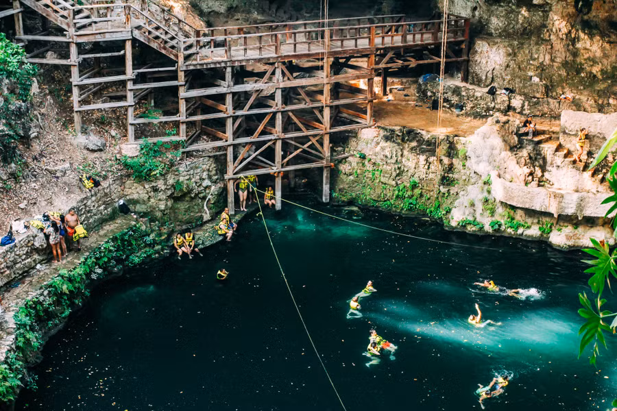 Hiện nay, các Cenote trong vùng Yucatan đã trở thành điểm du lịch tham quan cho du khách khi mọi người có thể bơi lội. Ảnh: MINH ĐỨC