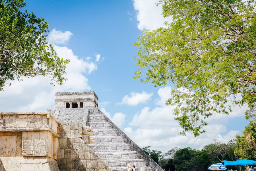 Trước đây, du khách có thể trèo lên đền Kukulkan nhưng vì lý do an toàn, Chichen Itza đã rào đền Kukulkan lại không cho khách du lịch trèo lên. Ảnh: MINH ĐỨC