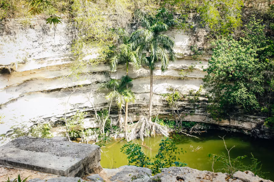 Một đặc điểm độc đáo về tự nhiên gắn liền với văn hóa của người Maya là sự xuất hiện của những hố sụt (Cenote). Về cơ bản, đây là nơi cung cấp nguồn nước cho người dân vùng Yucatan. Sagrado là một trong những Cenote quan trọng nhất trong quần thể di tích Chichen Itza. Tuy nhiên, nhiều giả thuyết cho rằng, hoạt động hiến tế người đã từng diễn ra tại đây khi người ta tìm thấy xương người dưới Sagrado Cenote. Ảnh: MINH ĐỨC
