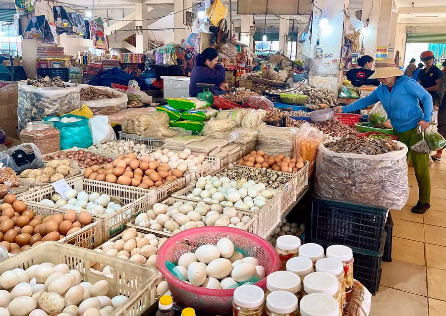 Việc phân chia thành từng khu vực mua bán riêng biệt rất thuận tiện để người dân mua sắm. Ảnh: Vũ Thảo