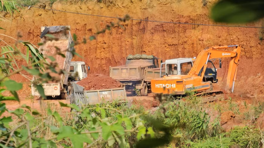 Theo ghi nhận vào đầu tháng 1/2024, hàng chục chuyến xe ben đã chở đất ra khỏi khu vực đất lấn chiếm khu tái định canh.