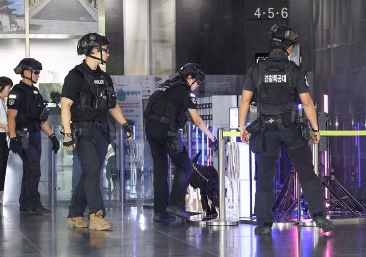 Các đơn vị cảnh sát đặc công rà soát bom tại Tòa thị chính Seoul ngày 14-6. Ảnh: YONHAP