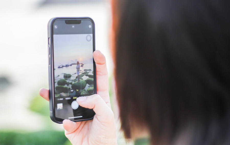 “Gia đình tôi đang du lịch Quy Nhơn nên sáng nay ghé đến đây, quả thực rất đẹp”, chị Nguyễn Thị Quỳnh Phượng – du khách đến từ Nha Trang chia sẻ. Ảnh: Trương Định “Gia đình tôi đang du lịch Quy Nhơn nên sáng nay ghé đến đây, quả thực rất đẹp”, chị Nguyễn Thị Quỳnh Phượng – du khách đến từ Nha Trang chia sẻ. Ảnh: Trương Định