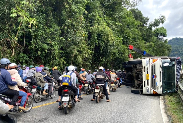 Lực lượng chức năng nhanh chóng giải phóng hiện trường tránh gây ùn tắc cung đèo huyết mạch này.