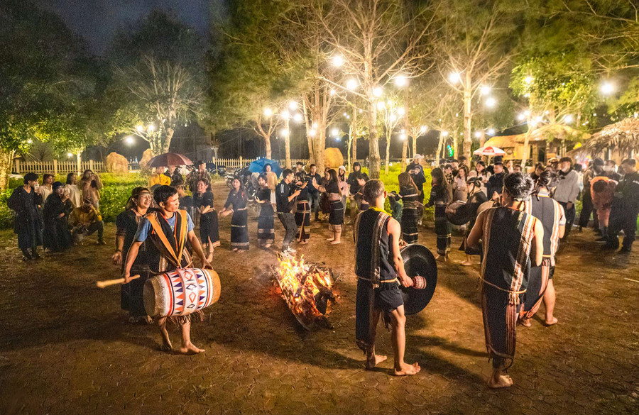 Chương trình giao lưu cồng chiêng, xoang tại Chợ phiên Măng Đen. Ảnh: NB